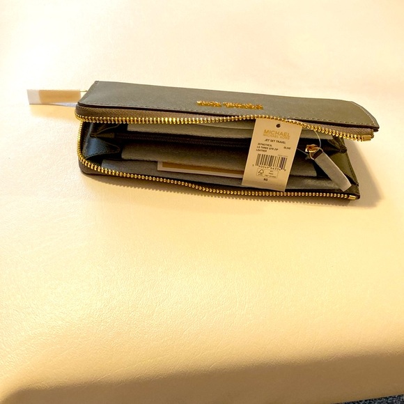 Michael Kors leather wallet , olive green, new with tags - Picture 4 of 7